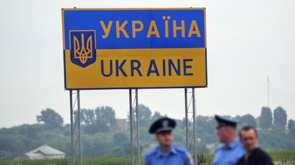Дорожный знак, обозначающий территорию Украинского государства, у международного пункта пропуска через границу - Sputnik Латвия