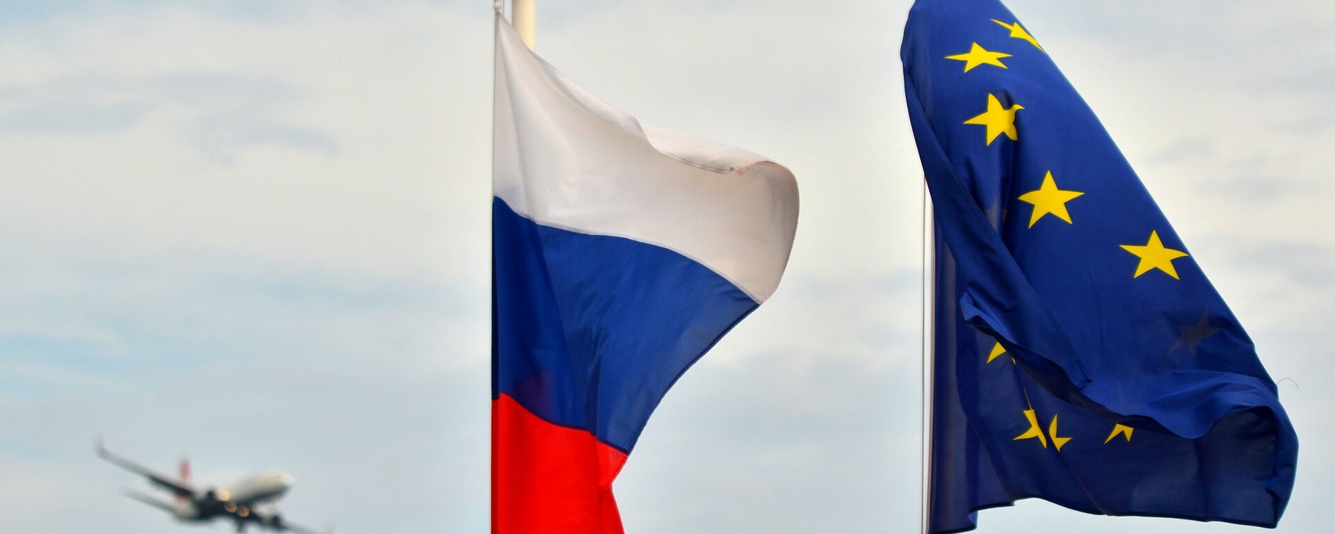 Флаги России, ЕС, Франции и герб Ниццы на набережной Ниццы - Sputnik Латвия, 1920, 27.01.2021