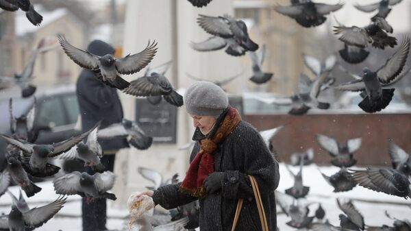 Женщина кормит голубей - Sputnik Latvija