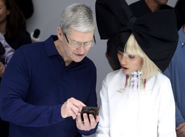 Исполнительный директор Apple Тим Кук продемонстрировал возможности новых гаджетов юной актрисе Мэдди Зиглер - Sputnik Latvija