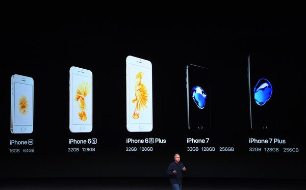 Отмечается, что телефон на новой батарее прослужит на час дольше, чем iPhone 6S и на два — чем iPhone 6 - Sputnik Latvija
