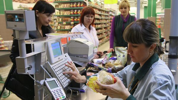 Покупатели оплачивают покупки в гипермаркете, архивное фото - Sputnik Латвия