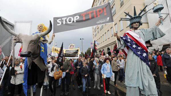 Protesta akcija Eiropā pret Transatlantiskās tirdzniecības vienošanos (TTIP) - Sputnik Latvija