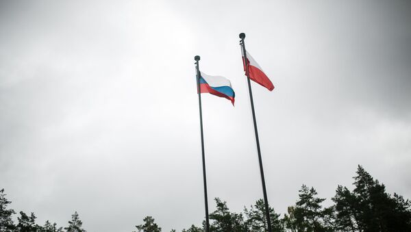 Флаги России и Польши перед входом в Мемориальный комплекс Катынь - Sputnik Латвия