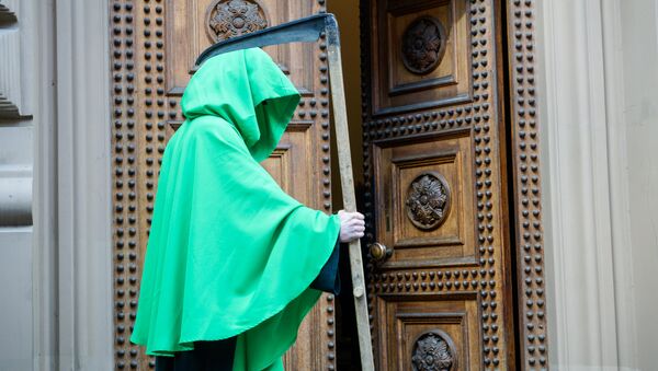 Zaļā nāve pie Saeimas durvīm. Mediķi protestē pie Saeimas - Sputnik Latvija