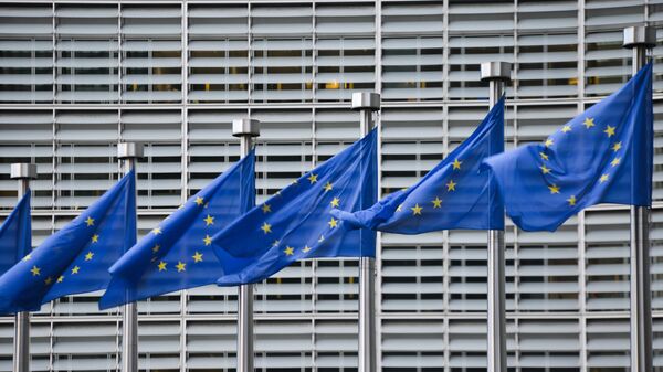Флаги Евросоюза у здания штаб-квартиры Европейской комиссии в Брюсселе - Sputnik Latvija