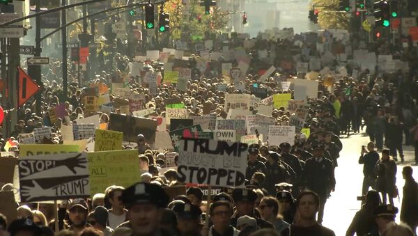Тысячи жителей Нью-Йорка прошли маршем в знак протеста против Трампа - Sputnik Латвия