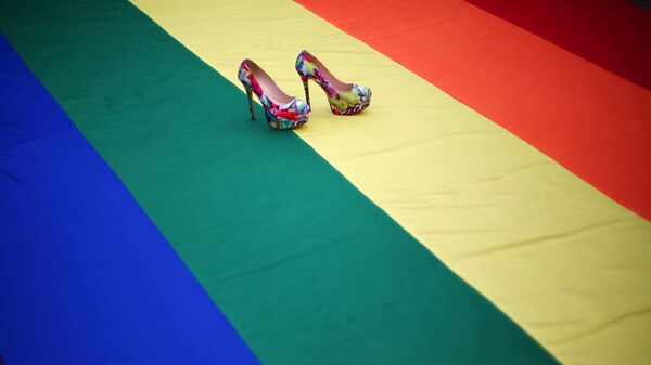 Радужный флаг во время акции ЛГБТ-сообщества - Sputnik Latvija