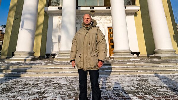 Внук архитектора Олег Гофрат на фоне произведения своего деда - Sputnik Латвия