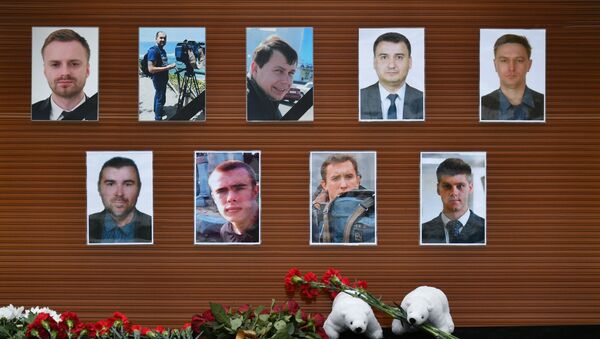 Цветы в память о погибших в крушении самолета Ту-154 Минобороны РФ - Sputnik Латвия