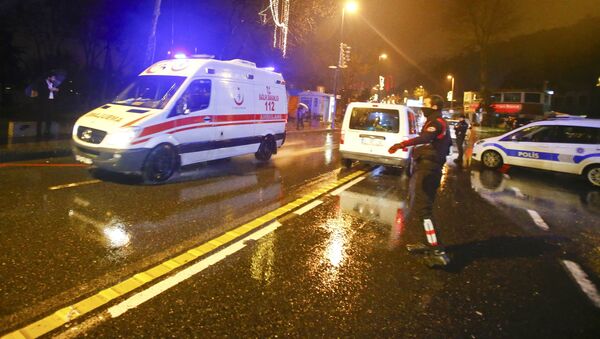 Машины скорой помощи и полиции возле ночного клуба, где произошло нападение во время новогодней вечеринки в Стамбуле - Sputnik Латвия