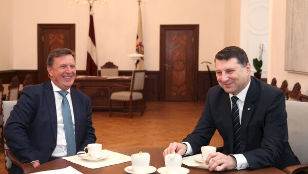 Премьер-министр Марис Кучинскис (слева) на встрече с президентом Раймондсом Вейонисом - Sputnik Латвия