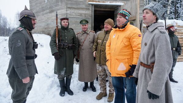 Представитель немецкой армии докладывает на немецком языке министру о готовности - Sputnik Латвия