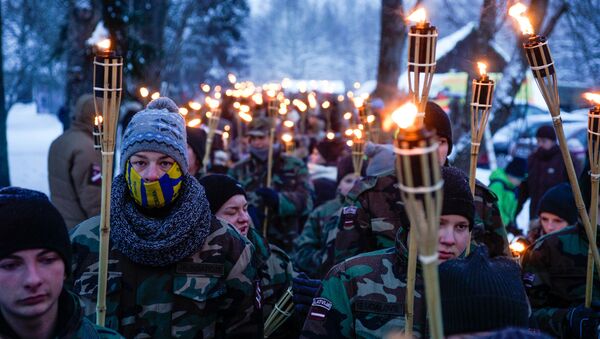 Участники факельного шествия, взрослые и дети, прошли несколько километров до Пулемётной горки - Sputnik Латвия