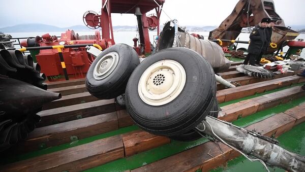 Найденные фрагменты самолета Ту-154, потерпевшего крушение над Черным морем у берегов Сочи - Sputnik Латвия