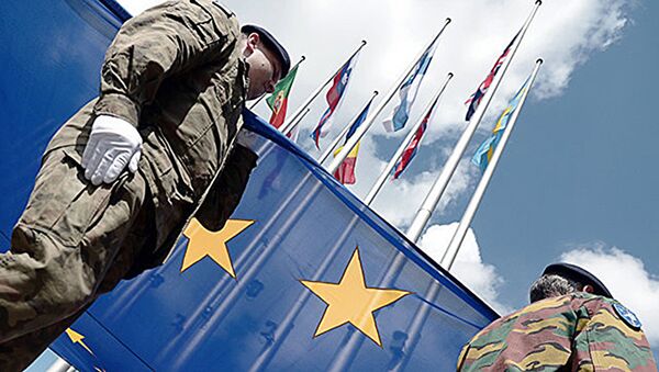 Солдаты отряда Еврокорпуса с флагом ЕС. Архивное фото - Sputnik Latvija