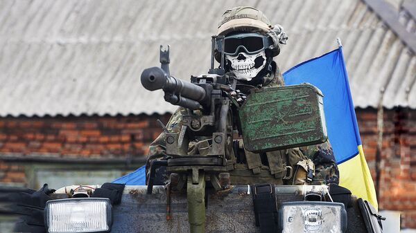 Солдат ВСУ на бронемашине. Архивное фото - Sputnik Latvija