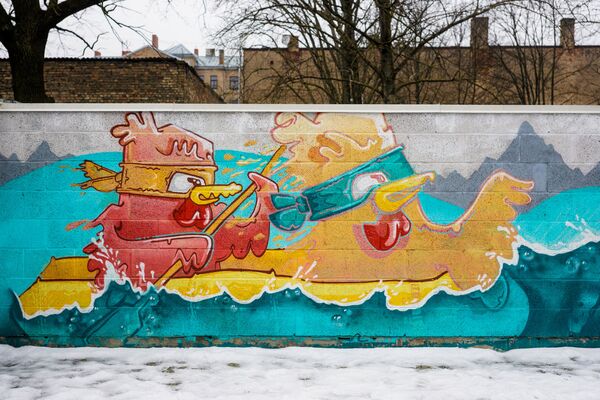 Grafiti Rīgas vidusskolas sporta laukumā - Sputnik Latvija