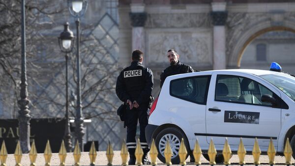 Полиция Франции возле Лувра после нападения 3 февраля 2017 в Париже - Sputnik Латвия