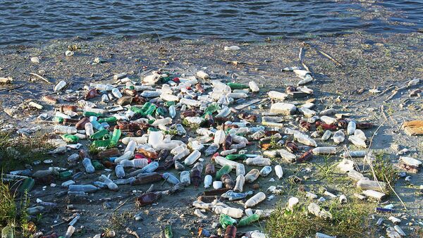 Пластиковые бутылки и другой мусор плавает в воде - Sputnik Латвия