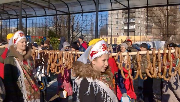 В Калининграде сварили праздничную колбасу длиной 330 метров - Sputnik Латвия
