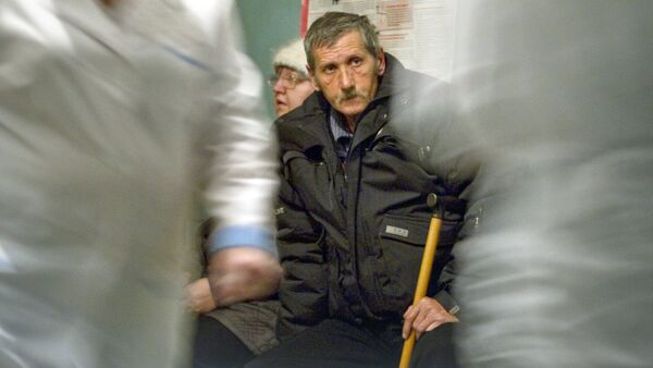 Vīrietis gaida pieņemšanu pie ārsta - Sputnik Latvija