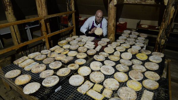 Производство французских сыров на ферме - Sputnik Латвия