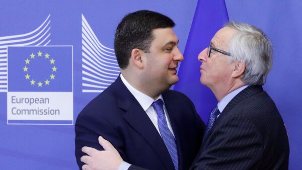 Председатель Еврокомиссии Жан-Клод Юнкер приветствует накануне встречи в Брюсселе премьер-министра Украины Владимира Гройсмана - Sputnik Latvija