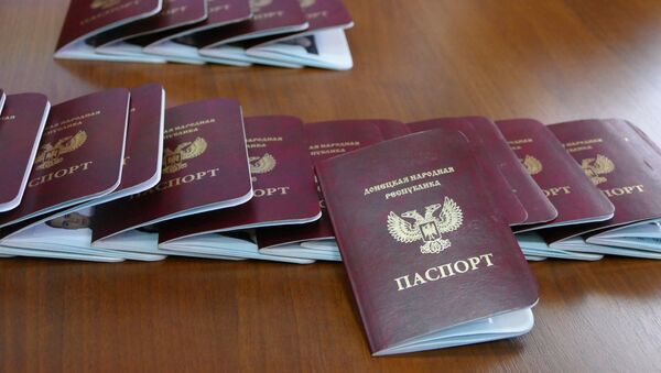 Паспорта граждан Донецкой народной республики, которые начали выдавать в Донецке - Sputnik Латвия