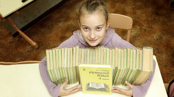 Meitene ar krievu valodas mācību grāmatām  - Sputnik Latvija