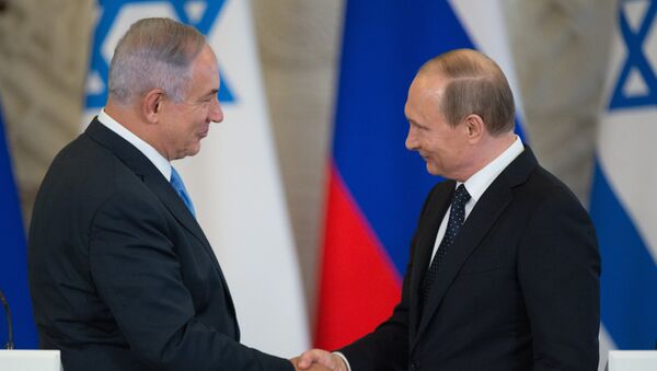 Президент России Владимир Путин (справа) и премьер-министр Израиля Биньямин Нетаньяху во время совместной пресс-конференции - Sputnik Латвия