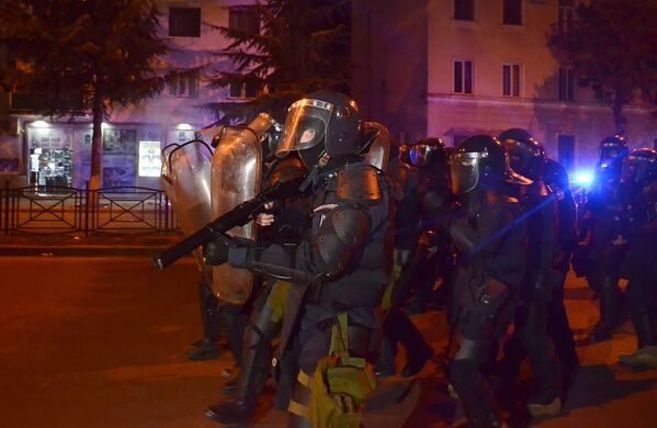 Полицейскому спецназу пришлось применить резиновые пули для разгона протестующих в ходе беспорядков в Батуми - Sputnik Латвия