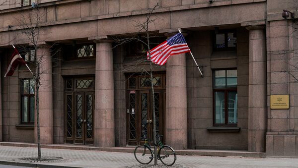 Американский флаг на здании Министерства обороны Латвии - Sputnik Латвия