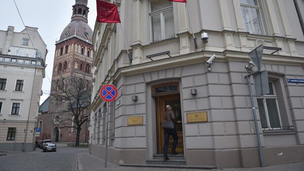 Мужчина входит в здание Trasta Komercbanka - Sputnik Латвия