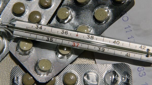 Farmaceitiskie preparāti un termometrs temperatūras mērījumiem. Foto no arhīva - Sputnik Latvija