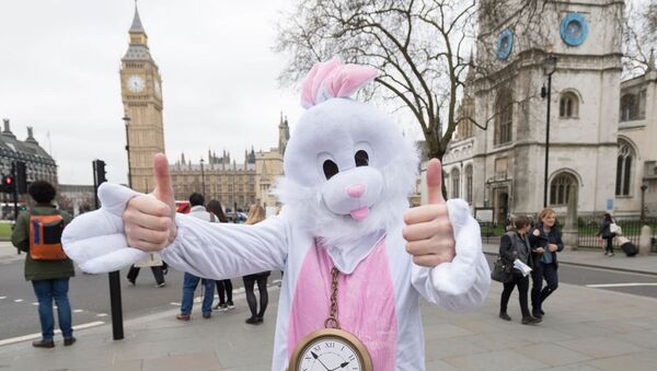 Человек в костюме Белого Кролика у здания Парламента в Лондоне - Sputnik Латвия