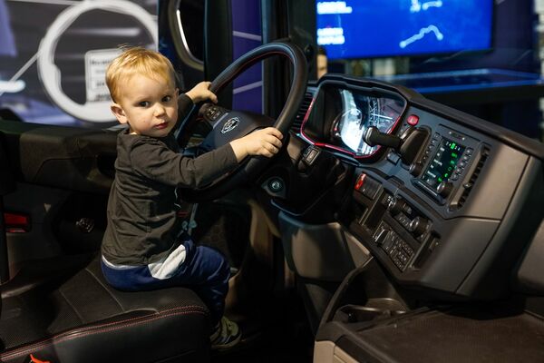 Ребенок за рулем большегрузной Scania - Sputnik Латвия