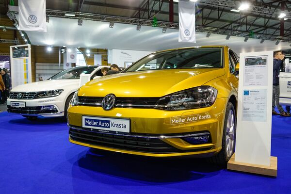 Один из самых продаваемых автомобилей в мире в 2016 году Volkswagen Golf 7 - Sputnik Латвия