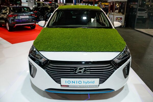 Hyundai Ioniq – первый гибридный автомобиль Hyundai Motor Company, сочетающий элементы как гибридного (Plug-in), так и электромобиля - Sputnik Латвия