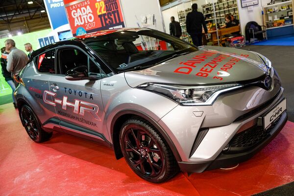 Новый Toyota C-HR, компактный паркетник от японского автопроизводителя - Sputnik Латвия