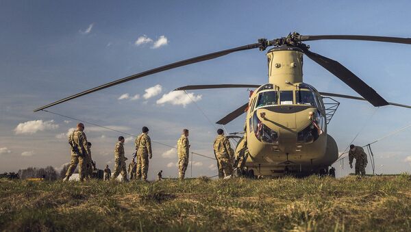 Транспортный вертолет CH-47 Chinook ВВС США на авиационной базе в Лиелварде - Sputnik Латвия