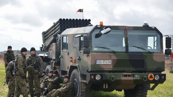Система залпового огня на церемонии приветствия многонационального батальона НАТО под руководством США в польском Ожише - Sputnik Latvija