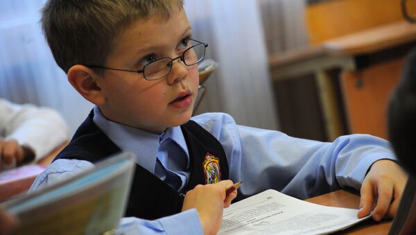 Ученик на уроке чтения - Sputnik Латвия