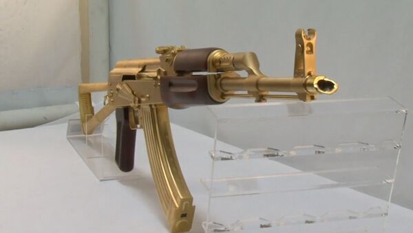 В одном из оружейных магазинов Техаса показали золотой автомат Калашникова - Sputnik Латвия