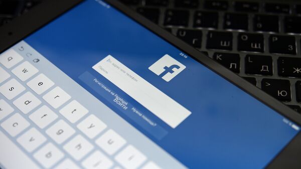Социальная сеть Facebook на экране планешета - Sputnik Latvija