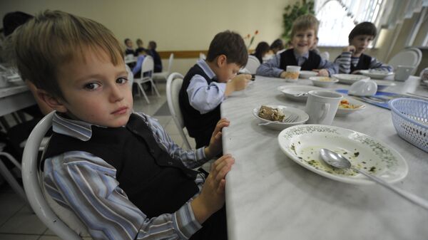 Дети обедают в школьной столовой - Sputnik Latvija