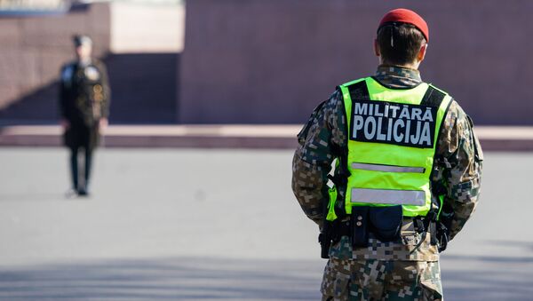Солдат Военной полиции Латвии следит за порядком - Sputnik Латвия