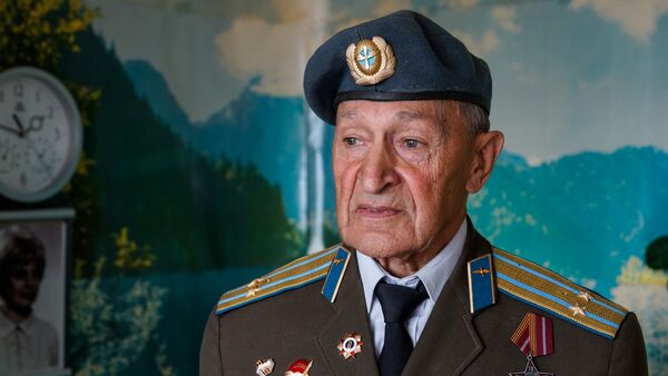 Ветеран, подполковник Виктор Николаевич Кошелев  имеет 39 боевых вылетов, 3 ордена и 21 медаль - Sputnik Латвия