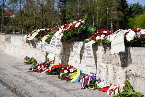 Rīgas Brāļu kapos tika nolikti vainagi kara upuru piemiņai - Sputnik Latvija