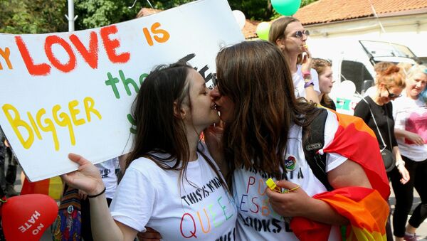 Девушки целуются на параде сексуальных меньшинств - Sputnik Латвия